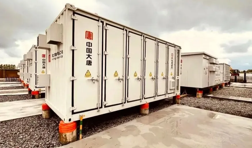 Chinese shipping containers with salt batteries