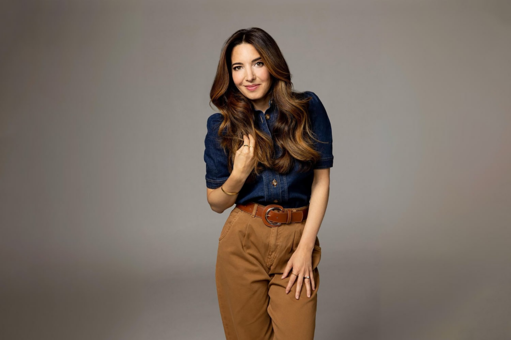 MARIE FORLEO in modern stylish outfit picture for business school